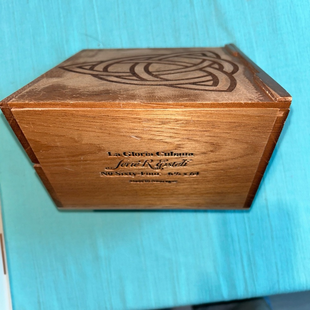 LA GLORIA CUBANA Esteli Serie R Wood Cigar Box PYRAMID Shaped 8" X 5"